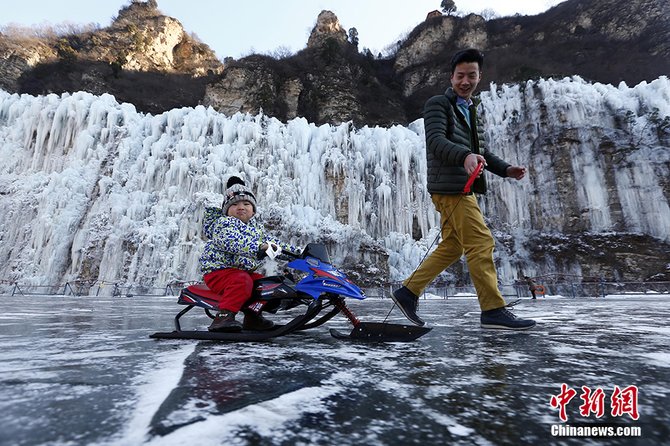 北京壮美冰瀑飞流醉游人 高达百米晶莹剔透（组图）