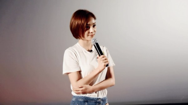 被逼问私生活 袁姗姗高情商回应:会拉窗帘