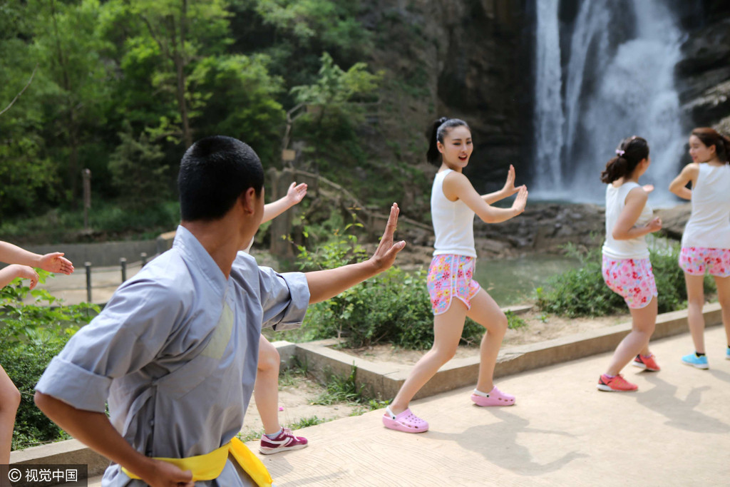 少林武僧传授女子救护队员"防狼术"少林武僧传授女子救护队员"防狼术"