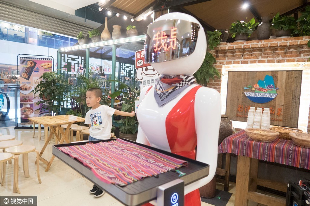 上海:传菜机器人现身餐厅 造型妩媚引围观