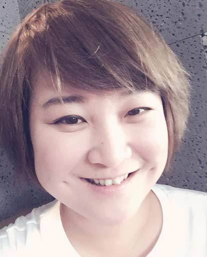 只见照片中,贾玲的脸占满了整个屏幕,皮肤细腻光滑,开怀大笑都露出