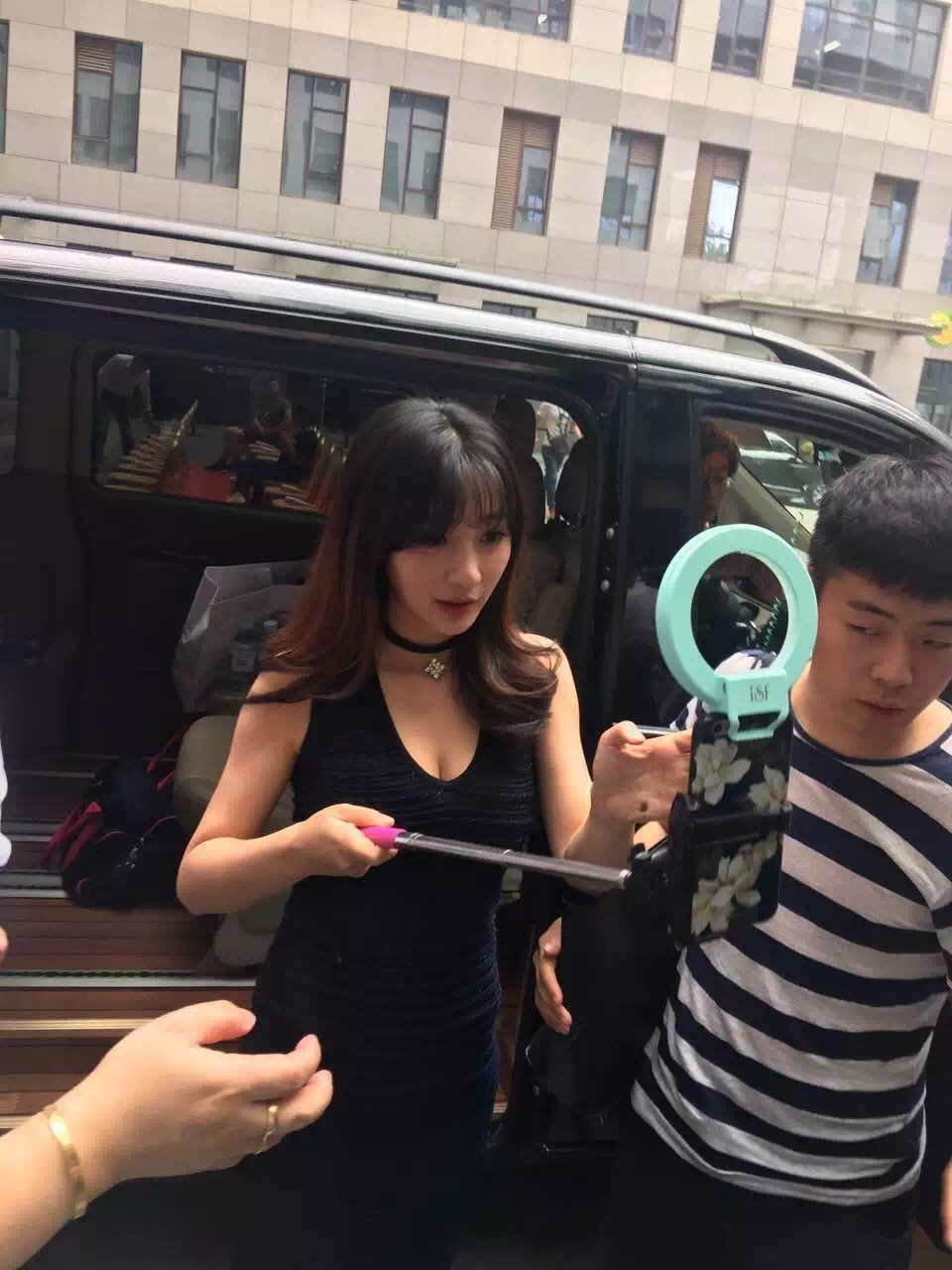 http://www.tuxi.com.cn/viewq-1002719830206606-6063812.html www.tuxi.com.cn true 突袭网 http://www.tuxi.com.cn/viewq-1002719830206606-6063812.html report 2047 6月3日下午14:30-16:00,大批粉丝涌入花椒直播,原来,今天有性感女神柳岩的直播!(点小图查看大图)柳岩女神来到了360的南瓜屋和360的同学们热情互动,女神果然是女神,总是那么美美的。(点小