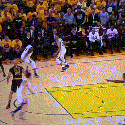gif-一飞冲天霸气十足! 詹姆斯双手暴虐篮筐