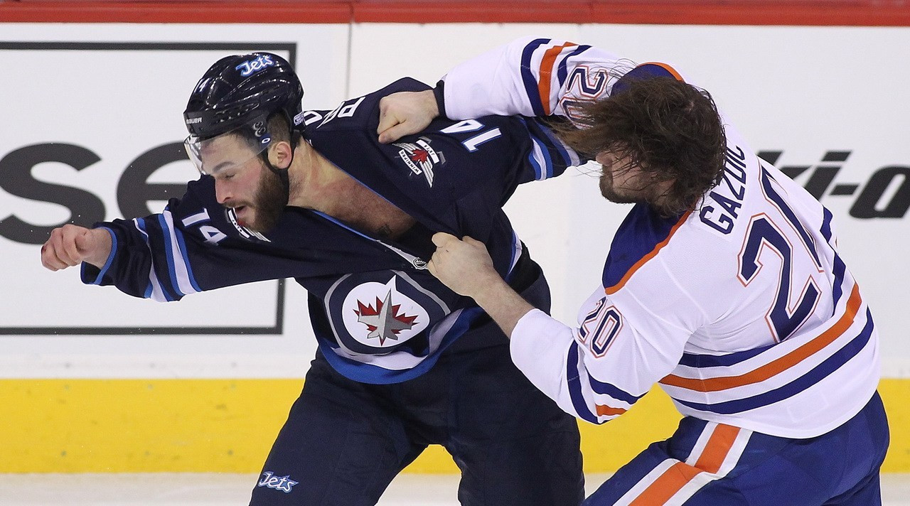 可以单挑的比赛?冰球运动为何允许打架?