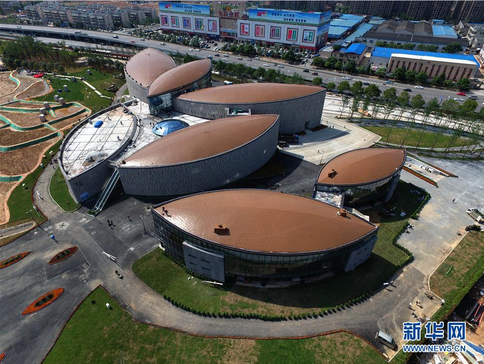 其外观由多个形似"稻粒"的建筑组合而成,建筑排列成绽放的稻花形状