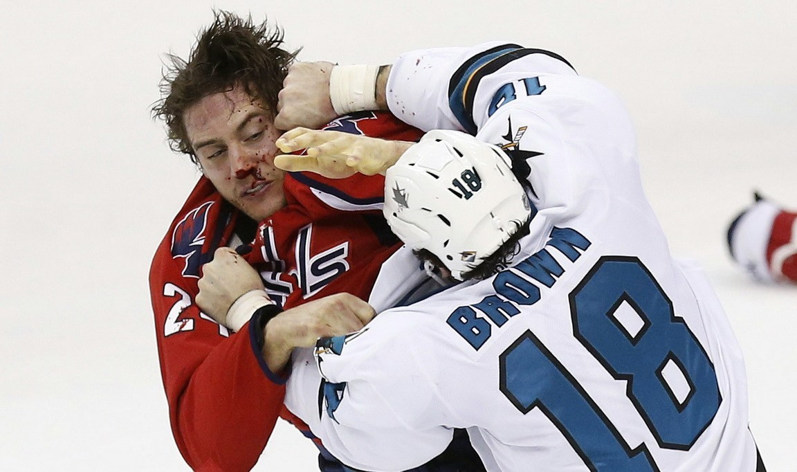 可以单挑的比赛?冰球运动为何允许打架?