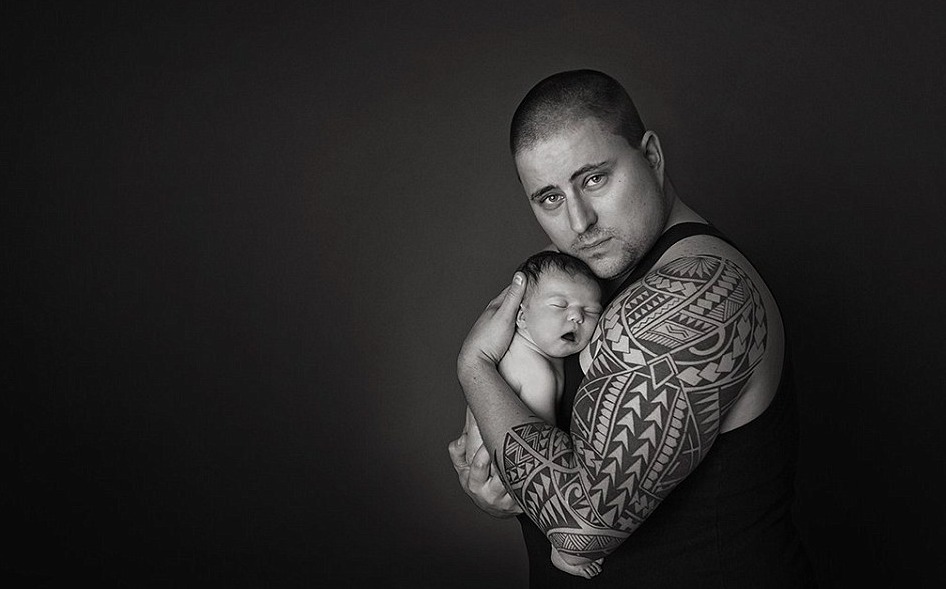 加拿大摄影师苏珊泰勒记录的一个手臂充满纹身的父亲轻柔的拥抱自己的