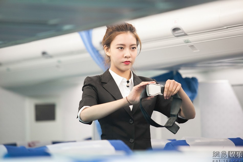 宋妍霏学习空姐基本知识