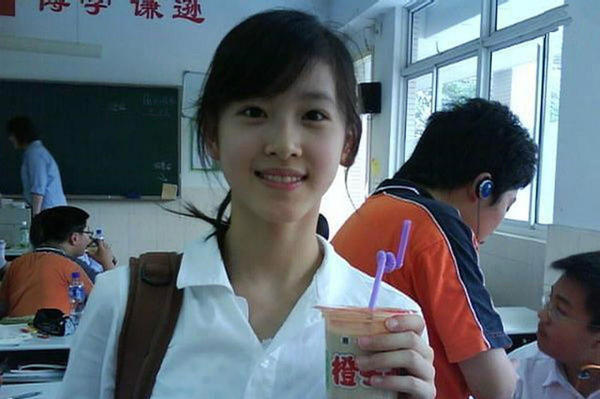 当年奶茶妹妹章泽天拿着奶茶的照片真是让很多人惊艳.