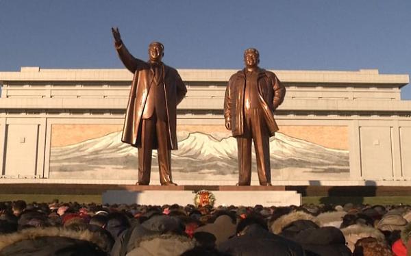 当地时间12月17日是朝鲜前领导人金正日逝世四周年纪念日。朝鲜领导人金正恩17日零时前往锦绣山太阳宫,向金正日表示崇高敬意。17日上午,上千名平壤市民登上市中心的锦绣山,来到金正日和金日成的雕像前,献上花束并鞠躬致敬。 这在平壤乃至全朝鲜已经成为重大纪念日或节日的例行活动,人们习惯于集合在已故领导人的雕像或纪念碑下进行悼念。 不过,金正日逝世周年纪念日朝鲜人并没有假期,而是继续工作。朝鲜民众表示,"这样才能表达对金正恩元帅的尊重。" 朝鲜前领导人金正日于2011年12月17日逝世,朝鲜政府于2011