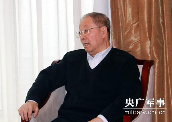 全国政协委员、海军网络安全和信息化专家咨询委员会主任尹卓接受记者采访。陶宏祥 摄 央广网北京3月6日消息(记者陶宏祥)3月5日,第十二届全国人民代表大会第四次大会开幕。在2016年中央和地方预算草案的报告中,国防支出预算为9543.54亿元,比2015年增长了7.6%。带着中国军费保持平稳增长,军队将如何发展这个话题,央广军事记者采访了全国政协委员尹卓。 中国必须适度发展军事力量 记者:尹卓委员,中国军费保持在预期增长的情况下,对我军的装备,特别是对海军来说,有什么样的发展前景?
