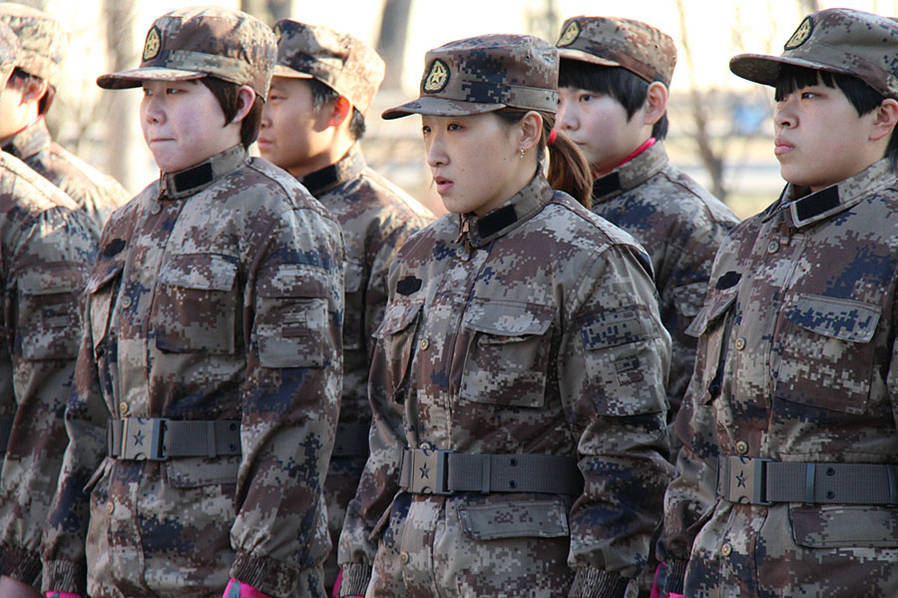 2013年国乒军训,刘诗雯等女兵站军姿.