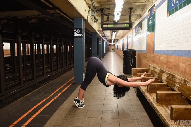 【女子】在纽约地铁站练习瑜伽 呈现高难度动作