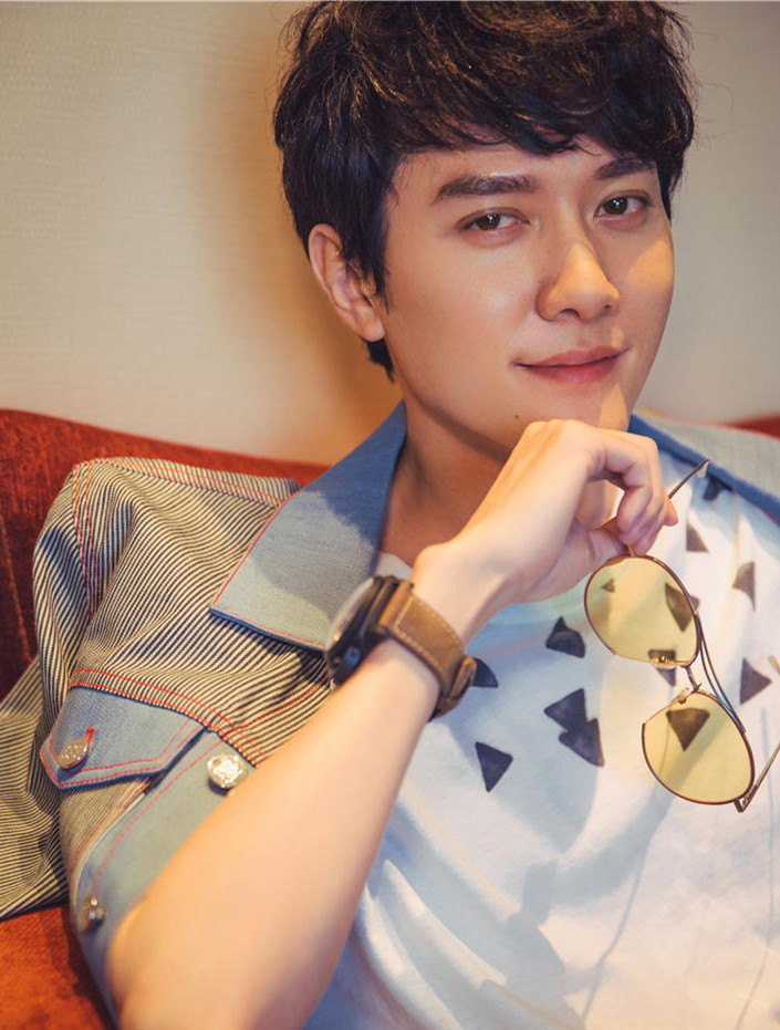 永昌娱乐17708843444冯绍峰曝最新写真 曝光的是一组自拍大头贴