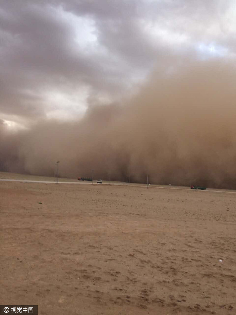 内蒙古乌兰察布突发沙尘暴百米沙墙遮天蔽日