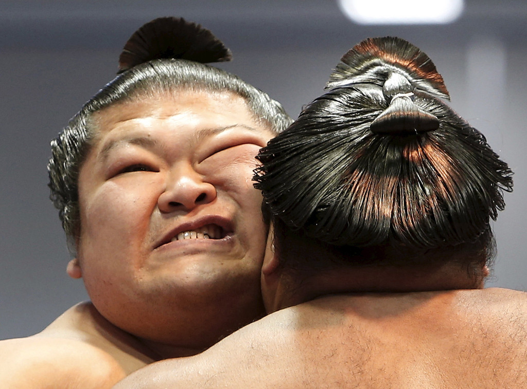 日本东京相扑大赛开赛 选手贴身肉搏表情逗趣