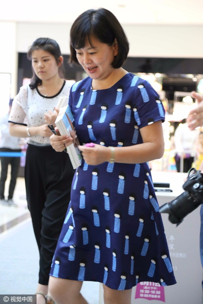 50岁鞠萍姐姐中年发福 举手投足尽是大姐风范