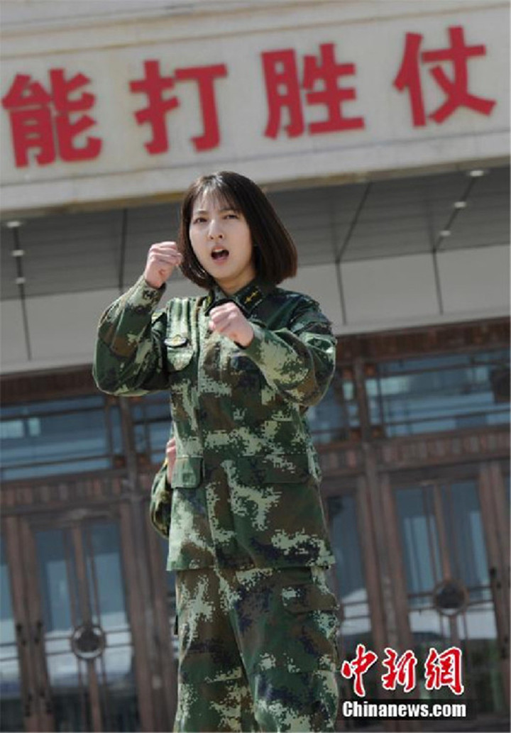 美丽与勇气并存 这个女兵擒拿格斗不输男