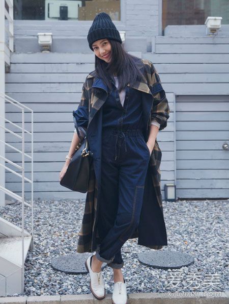 牛仔连体裤外搭迷彩长外套,更添帅气迷人风采,展现女神的飒爽英姿.