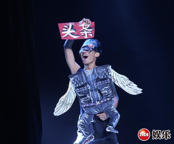 复赛第三期中,宋丹丹干儿子,人气选手逯爱岩带来升级版"纸片人"对口型