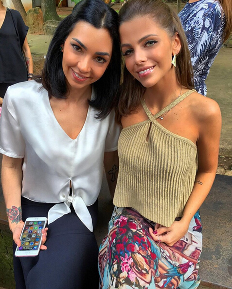 卡卡新女友曝光:90后金发模特牵手共赴剧院