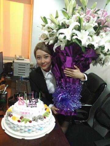 蒋依杉剧组庆生欢乐多 老公王龙空降探班庆生