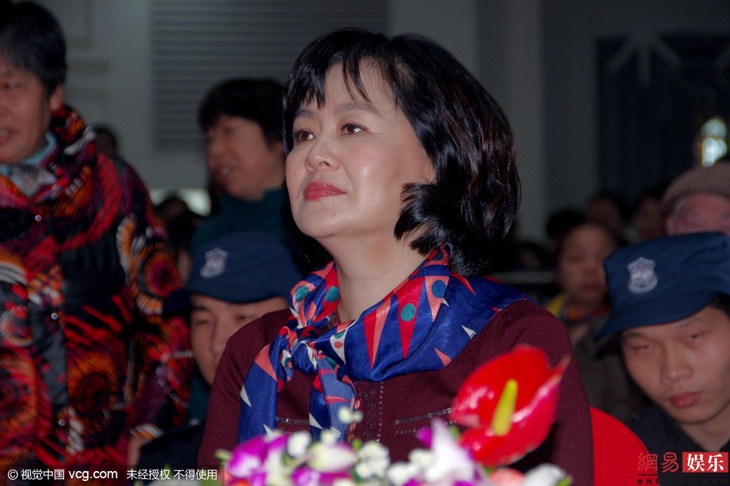 49岁鞠萍发福脸肿玩自拍大笑