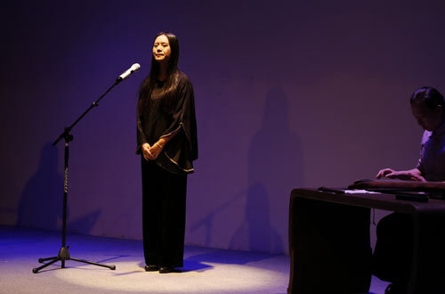 何怡在新专辑发布会上表演琴歌