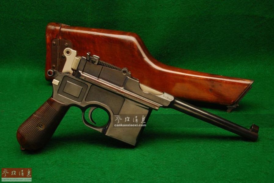 毛瑟c96驳壳手枪,背景是可拆卸枪托.