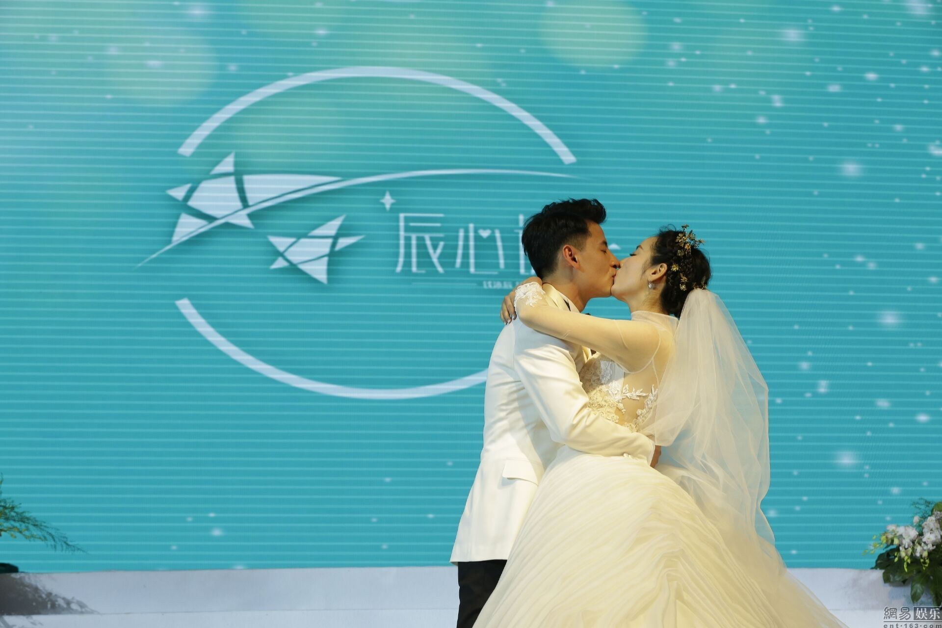 3月13日,钱泳辰吕一在上海中心大厦举办盛大婚礼,王学圻担任见证人