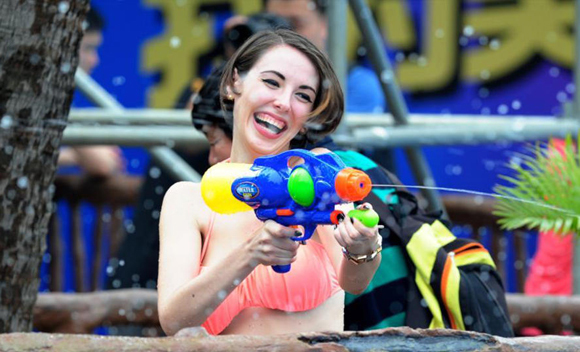 深圳一水上公园上演湿身派对 美女玩比基尼诱惑